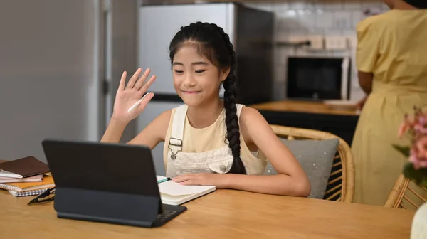 Ευτυχισμένο Ασιατικό Παιδί Που Μαθαίνει Online Εικονική Τάξη Φορητό Υπολογιστή — Φωτογραφία Αρχείου