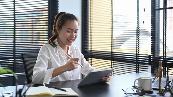 Asian Female Employee Sitting Her Workplace Using Digital Tablet Checking — Stock Photo, Image