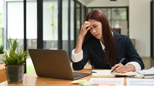 Müde Arbeitnehmerin Mit Kopfschmerzen Stress Harter Arbeit Und Unzureichender Erholung — Stockfoto