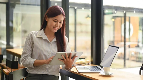 Manager Sorridente Femminile Seduto Bancone Legno Ufficio Moderno Utilizzando Tablet — Foto Stock