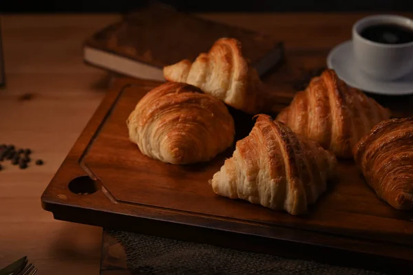 Deliciosos Croissants Tabla Cortar Madera Listos Para Servir Para Desayuno — Foto de Stock