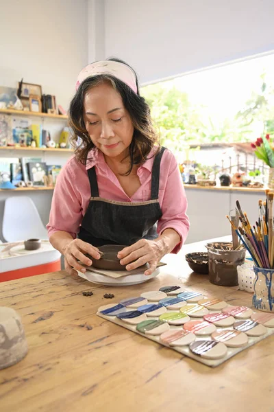 Mulher Aposentada Criando Louças Artesanais Oficina Arte Aposentadoria Atividade Arte — Fotografia de Stock