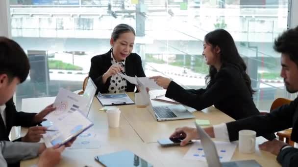 Líder Sênior Equipe Discutindo Estratégia Marketing Com Diversos Empresários Sala — Vídeo de Stock