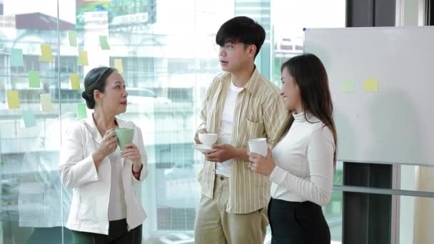 Líder Sênior Empresa Tendo Discussão Com Jovens Funcionários Durante Pausa — Vídeo de Stock
