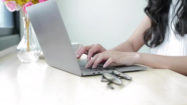 Close Ver Mãos Femininas Digitando Laptop Fazendo Trabalho Line Enviando — Vídeo de Stock