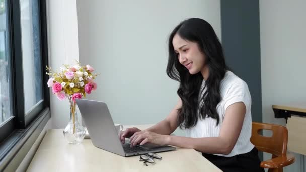 Junge Asiatin Arbeitet Laptop Tippt Firmenbotschaften Kommuniziert Mit Kunden — Stockvideo