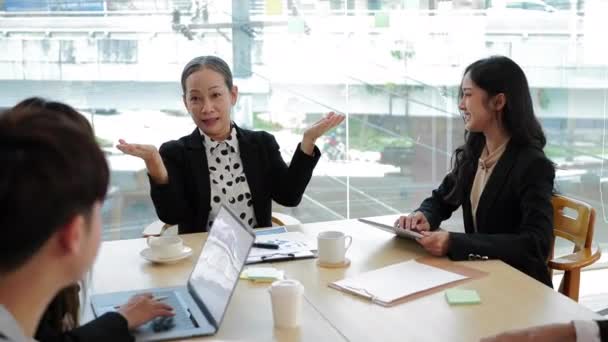 Treinadora Líder Equipe Feminina Atraente Discutindo Resultados Pesquisa Mercado Para — Vídeo de Stock