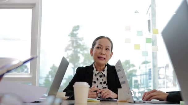 Líder Equipe Feminina Mais Velha Confiante Conversando Com Equipe Executiva — Vídeo de Stock