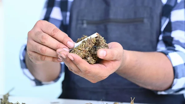 Gehakt Beeld Van Jonge Boerenhanden Met Cannabisknoppen Alternatieve Kruidenkwekerij Business — Stockfoto