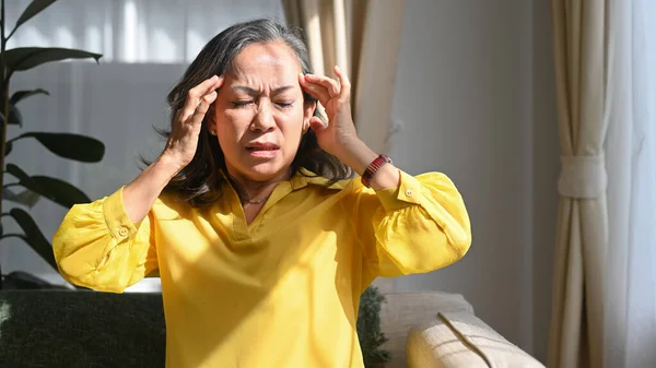 Wanita Dewasa Yang Marah Menyentuh Kepalanya Menderita Sakit Kepala Migrain — Stok Foto