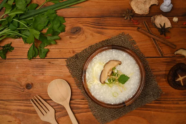 硬米粥在木桌早餐或小餐上 顶部视图 — 图库照片