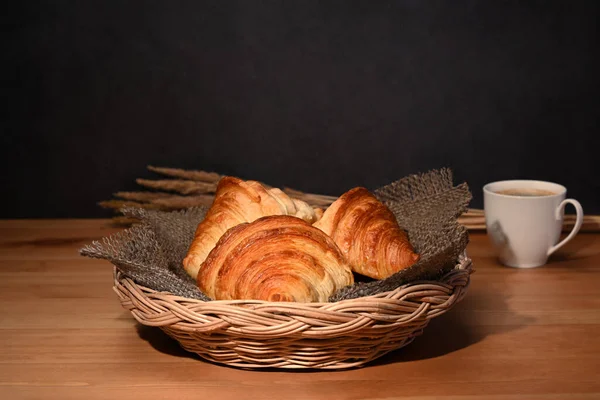 ウィカーバスケットに暖かい新鮮なバタークロワッサン パンベーカリー製品カフェのコンセプト — ストック写真