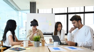 Profesyonel geliştiricilerden oluşan bir grup gelişmiş gerçeklik gelişimi için beyin fırtınası yapıyor, gelecekteki iş teknolojileri için..