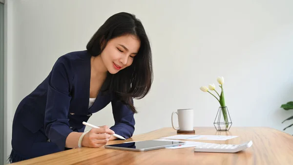 Beautiful Young Businesswoman Standing Using Digital Tablet Her Spacious Office — Stock Photo, Image