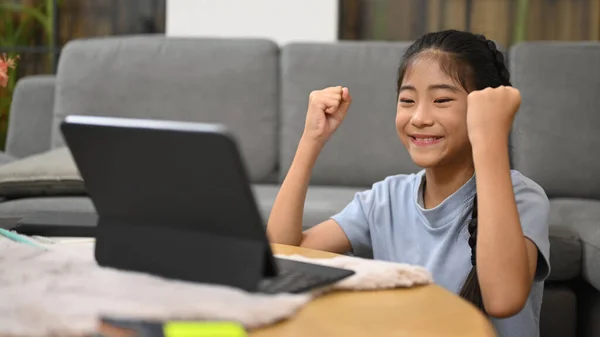 Preteen Ασιατικό Κορίτσι Έχοντας Την Εκμάθηση Απευθείας Σύνδεση Εικονική Τάξη — Φωτογραφία Αρχείου