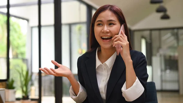 Feliz Bela Jovem Mulher Negócios Ter Negociações Com Parceiro Negócios — Fotografia de Stock