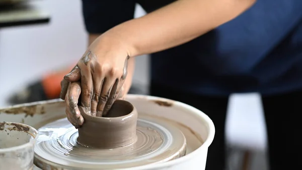Großaufnahme Frau Herstellung Handgefertigte Keramikschale Auf Töpferscheibe Der Werkstatt Indoor — Stockfoto