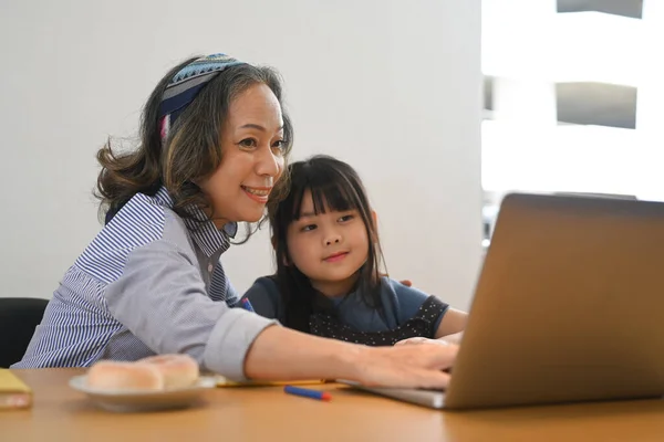 Evde Dizüstü Bilgisayar Kullanan Mutlu Bir Büyükanne Küçük Torun Çok — Stok fotoğraf
