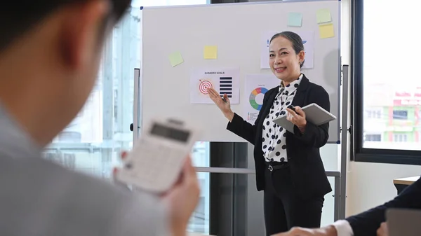 Tiro Líder Equipo Empresaria Senior Presentando Plan Negocios Estrategia Nuevos — Foto de Stock