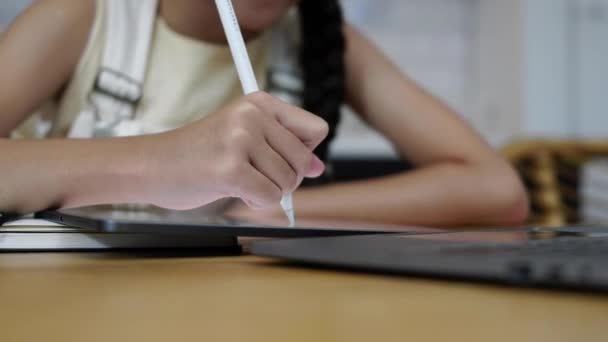 Menina Segurando Caneta Caneta Caneta Caneta Escrita Tablet Digital Fazendo — Vídeo de Stock