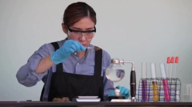 Biyoteknoloji bilim adamı laboratuvarda kenevir yağını araştırıyor ve inceliyor. Bitkisel alternatif tıp, cbd yağı konsepti.