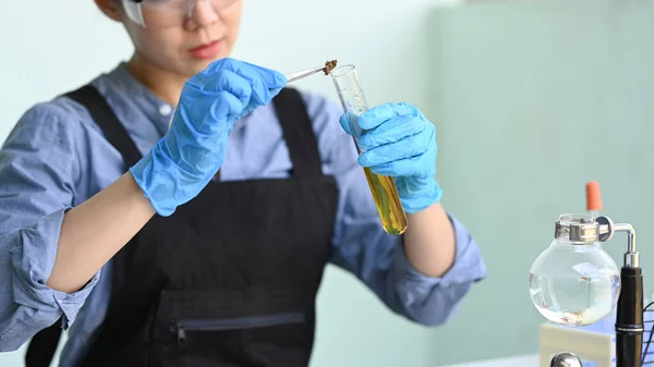 Científico Poniendo Una Muestra Seca Cannabis Tubo Ensayo Medicina Alternativa —  Fotos de Stock