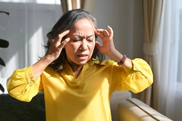 Wanita Dewasa Sakit Menyentuh Kepalanya Menderita Sakit Kepala Migrain Atau — Stok Foto