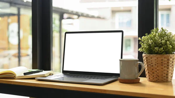 Boş Ekranlı Bilgisayar Saksı Kahve Fincanı Ahşap Masadaki Defter — Stok fotoğraf
