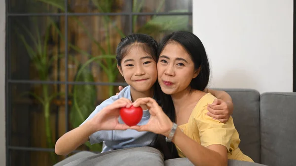 Aziatische Moeder Dochter Houden Hartvorm Met Hun Handen Glimlachen Naar — Stockfoto