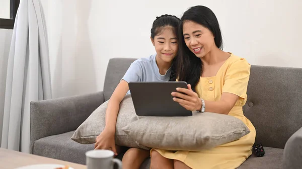 Gülümseyen Asyalı Anne Kız Dijital Tablette Internette Gezinirken Eğleniyorlar Birlikte — Stok fotoğraf