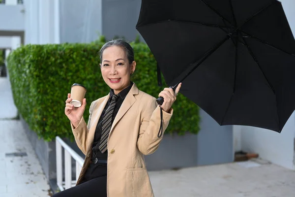 Elegante Reife Geschäftsfrau Mit Kaffee Zum Mitnehmen Sitzt Unter Einem — Stockfoto