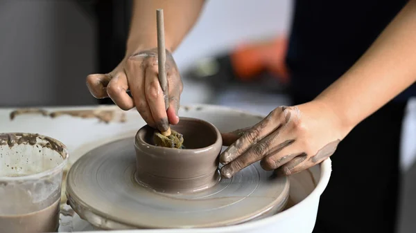 Zugeschnittenes Bild Einer Frau Die Der Werkstatt Eine Handgefertigte Keramikschale — Stockfoto