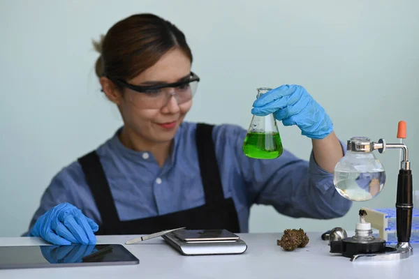 Científico Mano Sosteniendo Tubo Ensayo Aceite Hierbas Biológicas Durante Investigación —  Fotos de Stock