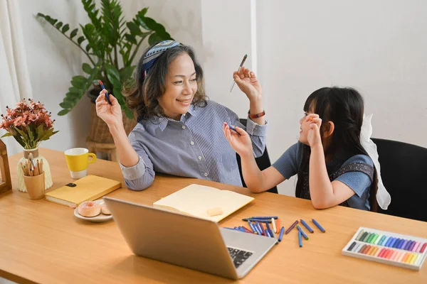 Felice Nonna Matura Nipote Disegno Immagine Trascorrere Fine Settimana Libero — Foto Stock