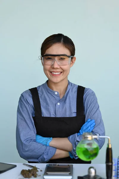 Investigadora Sentada Laboratorios Científicos Sonriendo Ante Cámara Medicina Alternativa Herbal — Foto de Stock