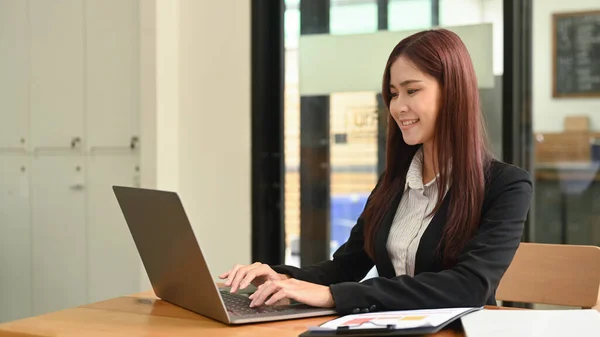 Sorrindo Jovem Mulher Terno Negócios Usando Computador Portátil Seu Local — Fotografia de Stock