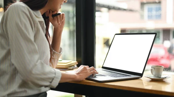 Ritagliato Colpo Giovane Donna Imprenditore Lettura Mail Lavorando Online Sul — Foto Stock