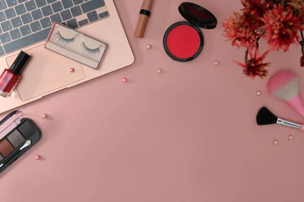 Espace Travail Féminin Avec Ordinateur Portable Pinceaux Maquillage Cosmétiques Sur — Photo