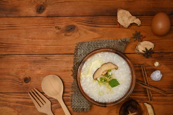 Rýžová Kaše Nebo Congee Houbami Shiitake Měkkým Vařeným Vejcem Zázvorem — Stock fotografie