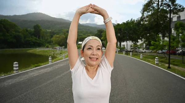 Gülümseyen Orta Yaşlı Kadın Sabah Erkenden Parkta Egzersiz Yapmadan Önce — Stok fotoğraf
