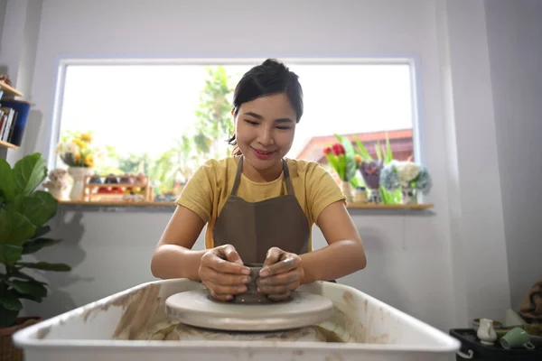 Sorrindo Jovem Mulher Asiática Fazendo Utensílios Mesa Cerâmica Roda Cerâmica — Fotografia de Stock