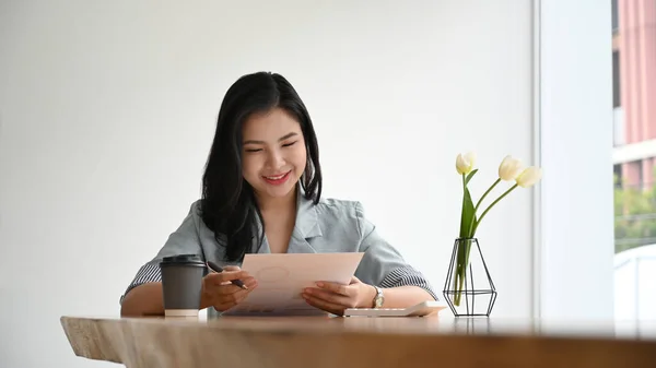 Pleased Asian Female Entrepreneur Reading Financial Document Working Her Personal — Stock Photo, Image