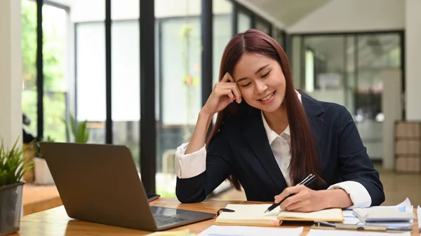 Szczęśliwa Azjatycka Kobieta Pracuje Laptopem Pisze Biznes Plan Swoim Notatniku — Zdjęcie stockowe