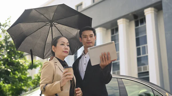 Elegante Donna Affari Matura Sua Assistente Piedi Auto Nera Parlando — Foto Stock