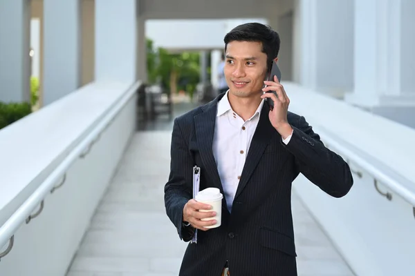 Bello Asiatico Maschio Imprenditore Abiti Formali Avendo Conversazione Telefonica Passeggiando — Foto Stock