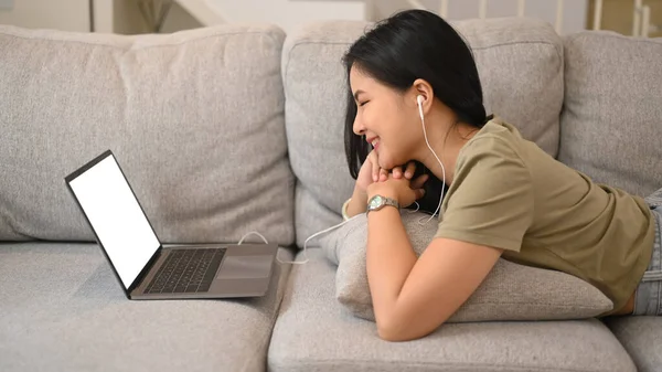 Smiling Young Woman Relaxing Living Room Talking Online Virtual Chat — Stock Photo, Image