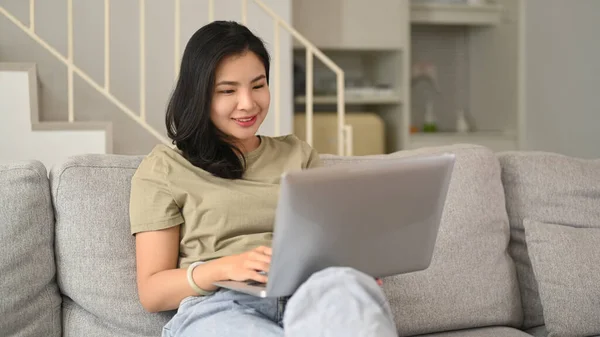 일상적 인터넷 서핑을 이시아인 여성의 집에서 노트북에서 새로운 인터넷을 — 스톡 사진