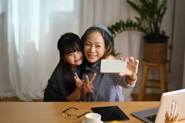 Ευτυχισμένη Μεσήλικη Γυναίκα Κάνει Selfie Χαριτωμένο Εγγονή Απολαμβάνοντας Ανέμελη Δραστηριότητα — Φωτογραφία Αρχείου