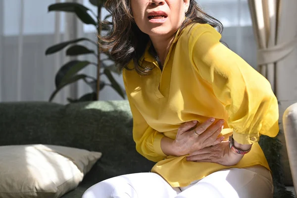 Wanita Paruh Baya Yang Tidak Sehat Menyentuh Perut Menderita Sakit — Stok Foto