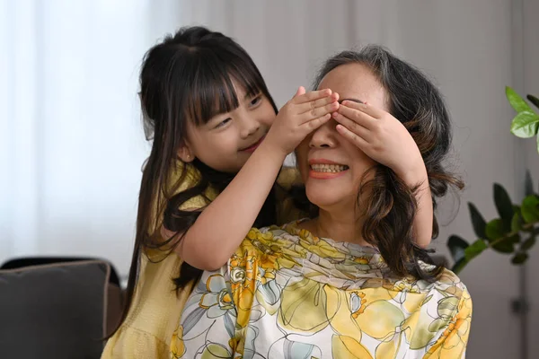 Zabawna Dziewczynka Zamyka Oczy Babci Dobrze Się Bawi Spędzając Razem — Zdjęcie stockowe